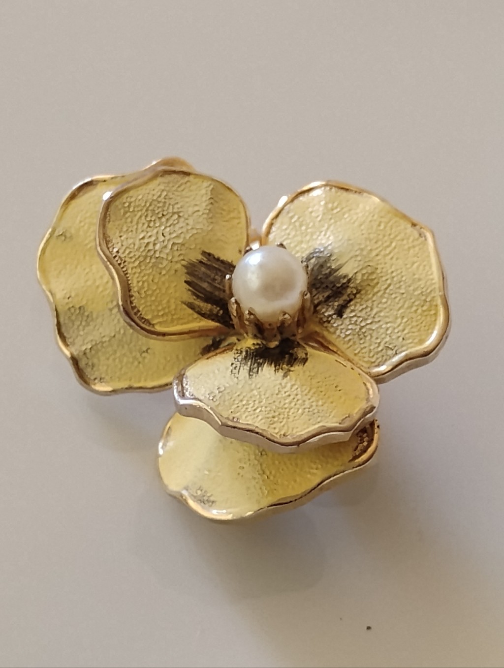 Gold Edge Tone Floral Pearl Accent Women’s Brooch